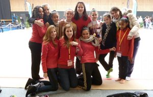 Laéticia entourée des quelques unes des gymnases 